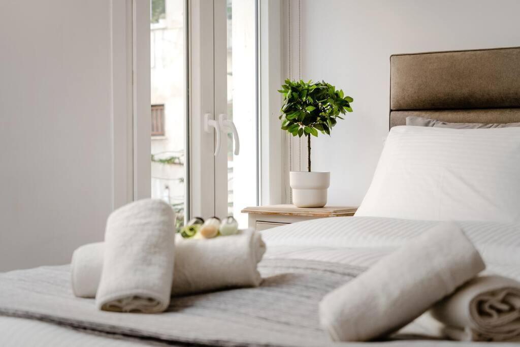 Modern Two Level Apartment In The Heart Of 아테네 외부 사진