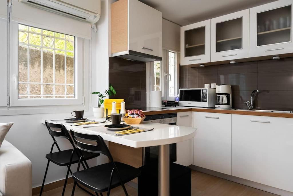 Modern Two Level Apartment In The Heart Of 아테네 외부 사진